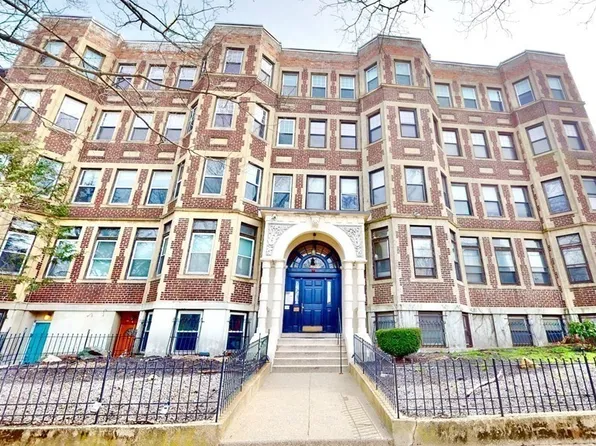 394 Riverway APT 1, Boston, MA 02115