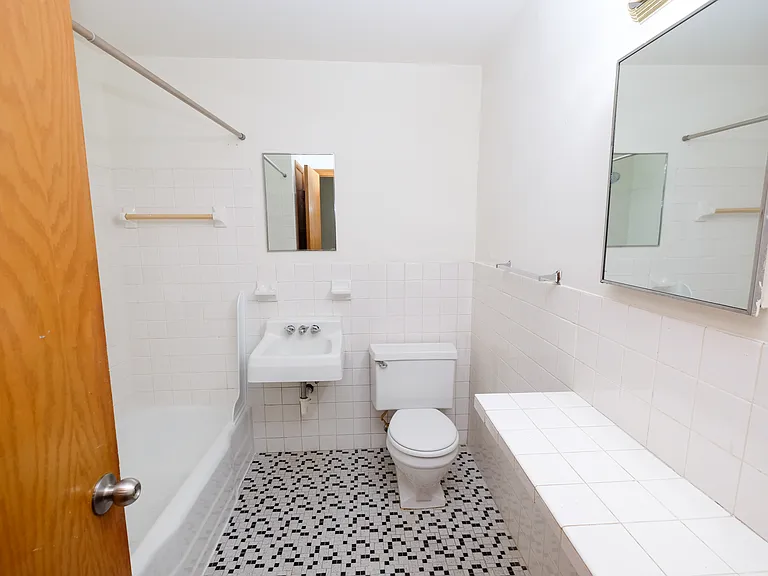 Pleasant Ave Apartments — Photo 17
