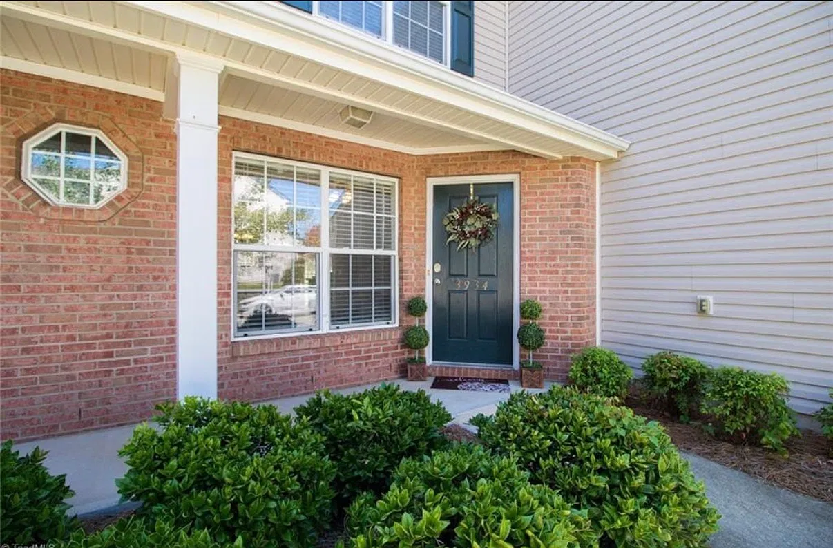 3 bed, 2.5 bath, 1747 sqft, $1,856 — Photo 2