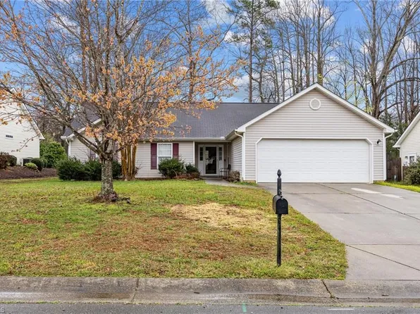 607 Walnut Crossing Dr, Whitsett, NC 27377
