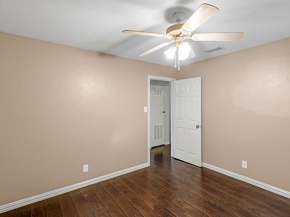 5th image of 2425 Lakeview Cir #2427