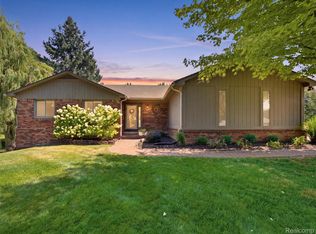 3869 Hi Villa Dr, Lake Orion, MI 48360