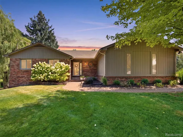 3869 Hi Villa Dr, Lake Orion, MI 48360
