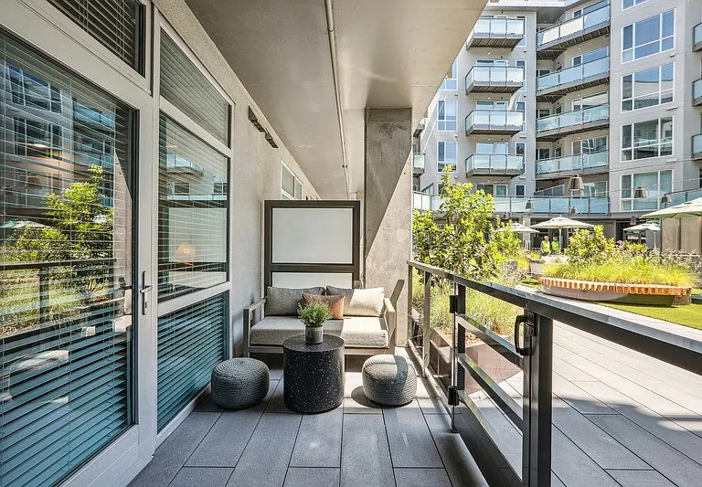 Link Apartments Four12 — Photo 14