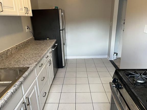 5th image of 165 Vroom St APT 4E