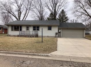 418 W 15th St, Vinton, IA 52349