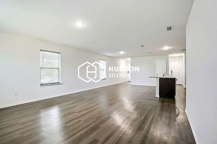 819 S Sutton St — Photo 3