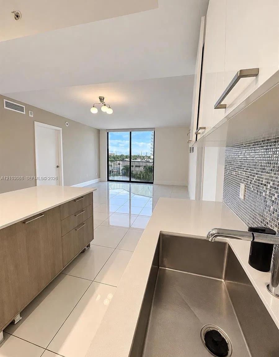 5252 Paseo Condo — Photo 2