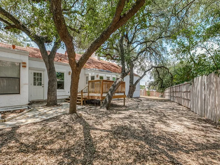 3915 Hunters Crest St — Photo 36