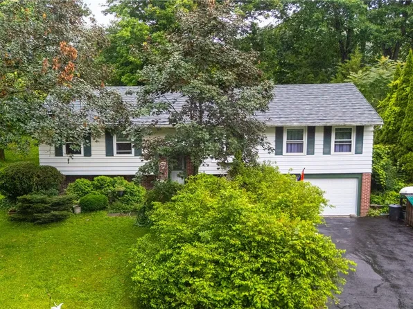 50 Brooktree Dr, Penfield, NY 14526