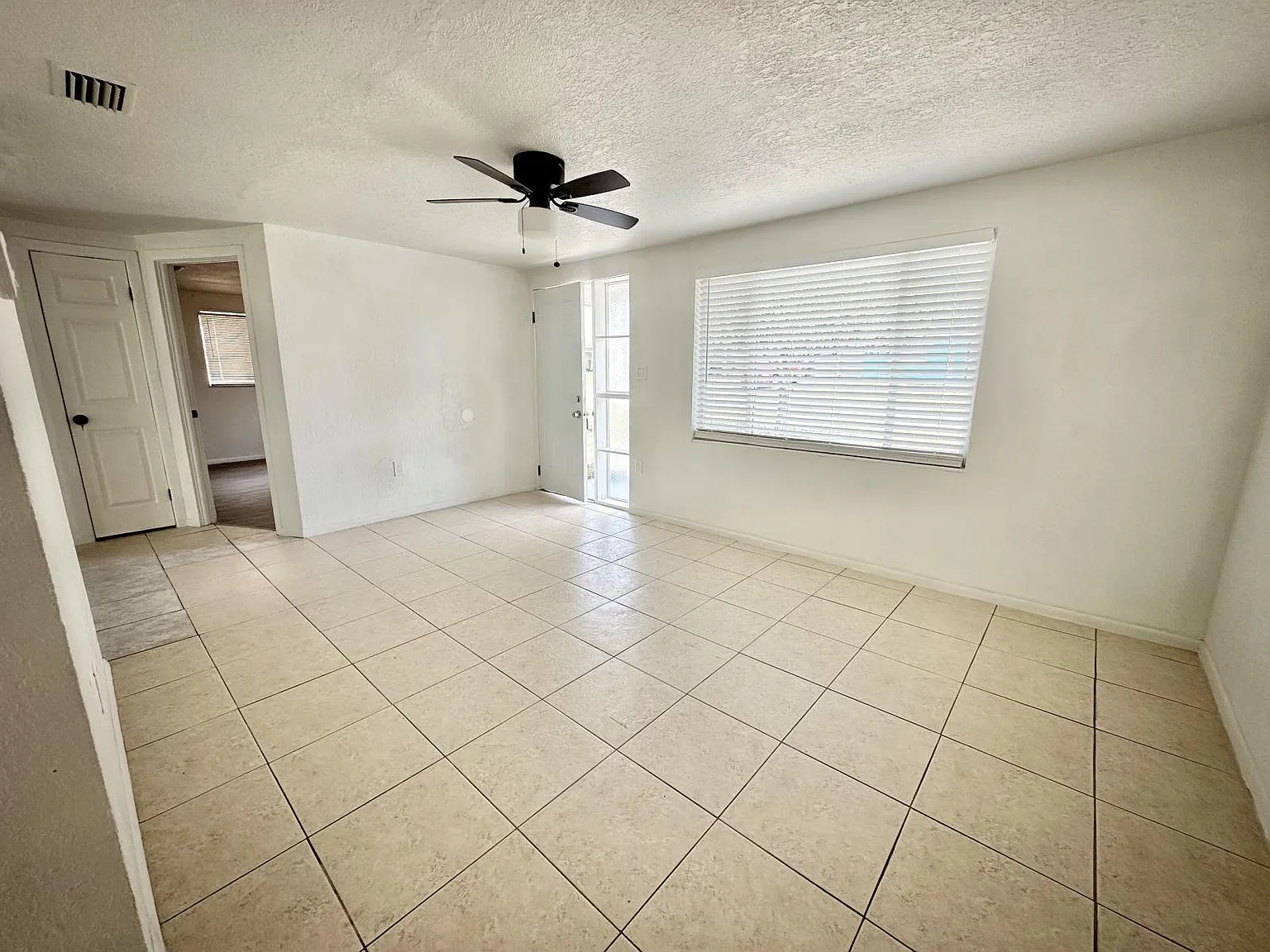3 bed, 2.0 bath, 1100 sqft, $1,600 — Photo 3