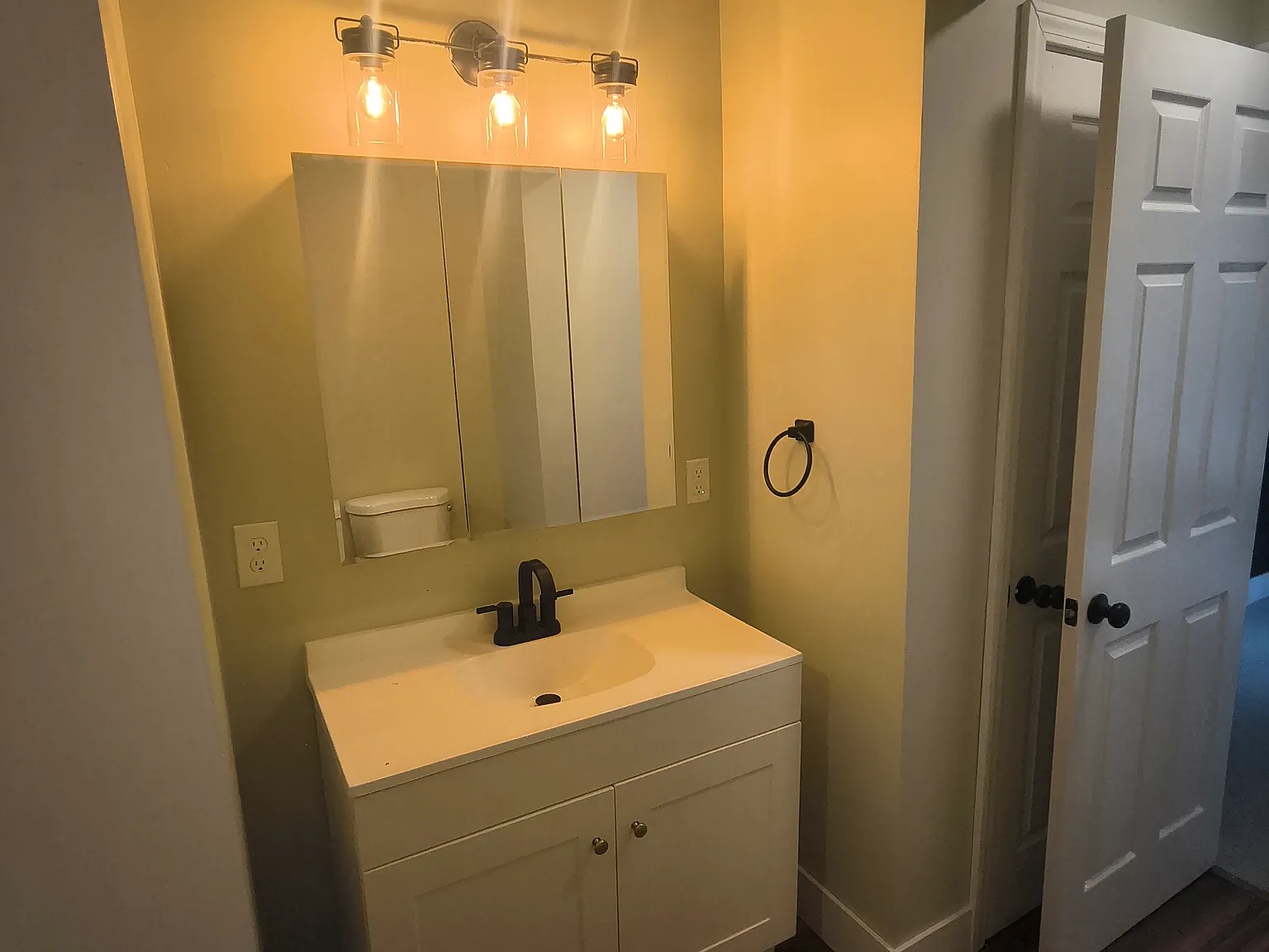 3 bed, 1.5 bath, 1100 sqft, $2,300 — Photo 3
