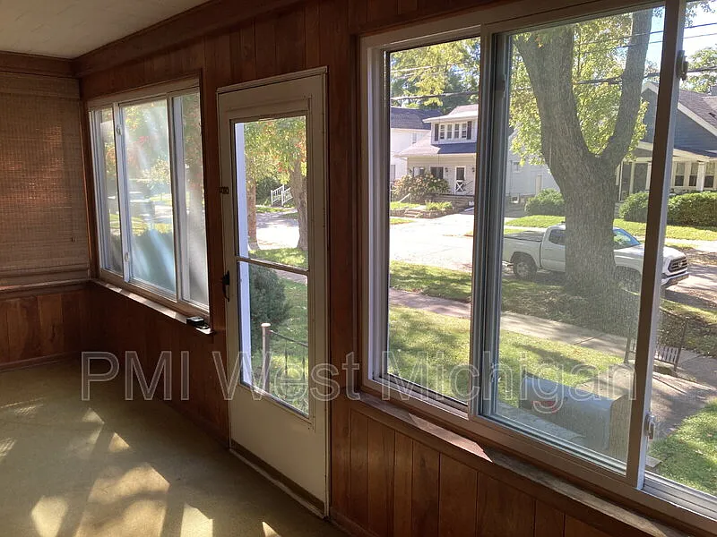 2 bed, 1.0 bath, 936 sqft, $1,599 — Photo 2