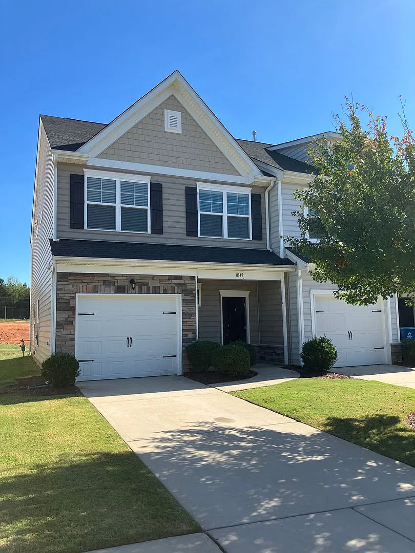 Lovley Townhome in Townes at Sherrills Ford — Photo 1