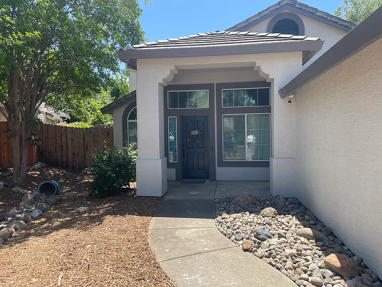 360 Hansen Cir — Photo 2