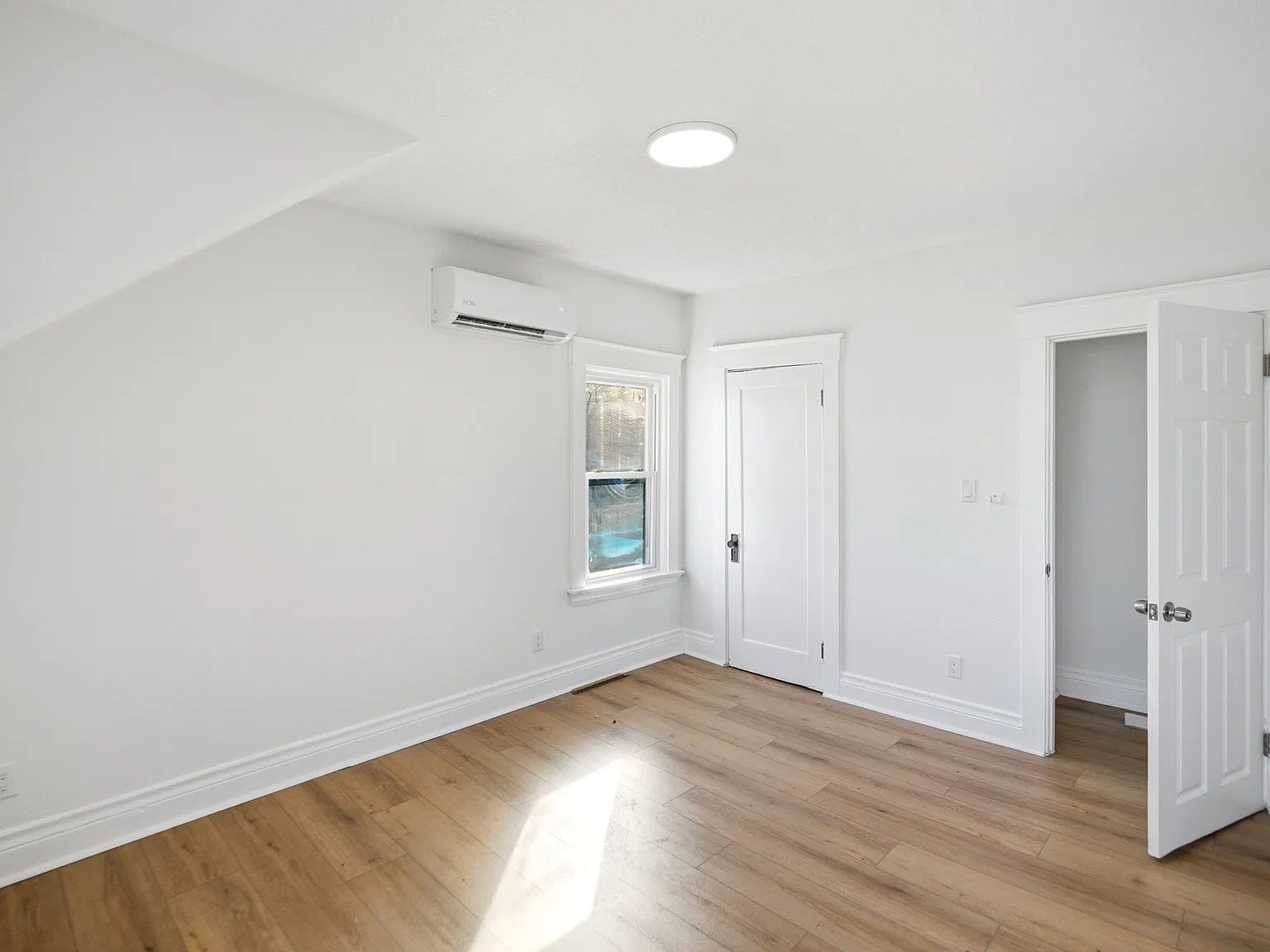 3 bed, 1.5 bath, 1612 sqft, $2,100 — Photo 4