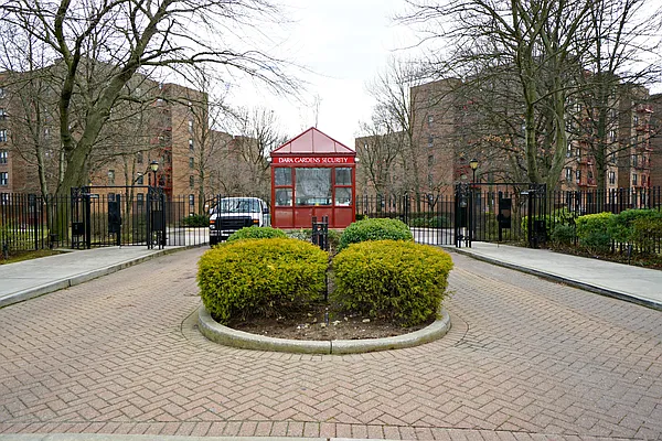 Sold by Anna Pinto Realty | media 8