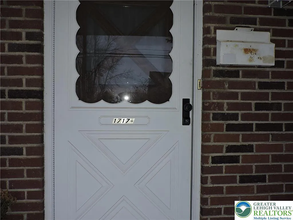 2 bed, 1.0 bath, 820 sqft, $1,350 — Photo 2