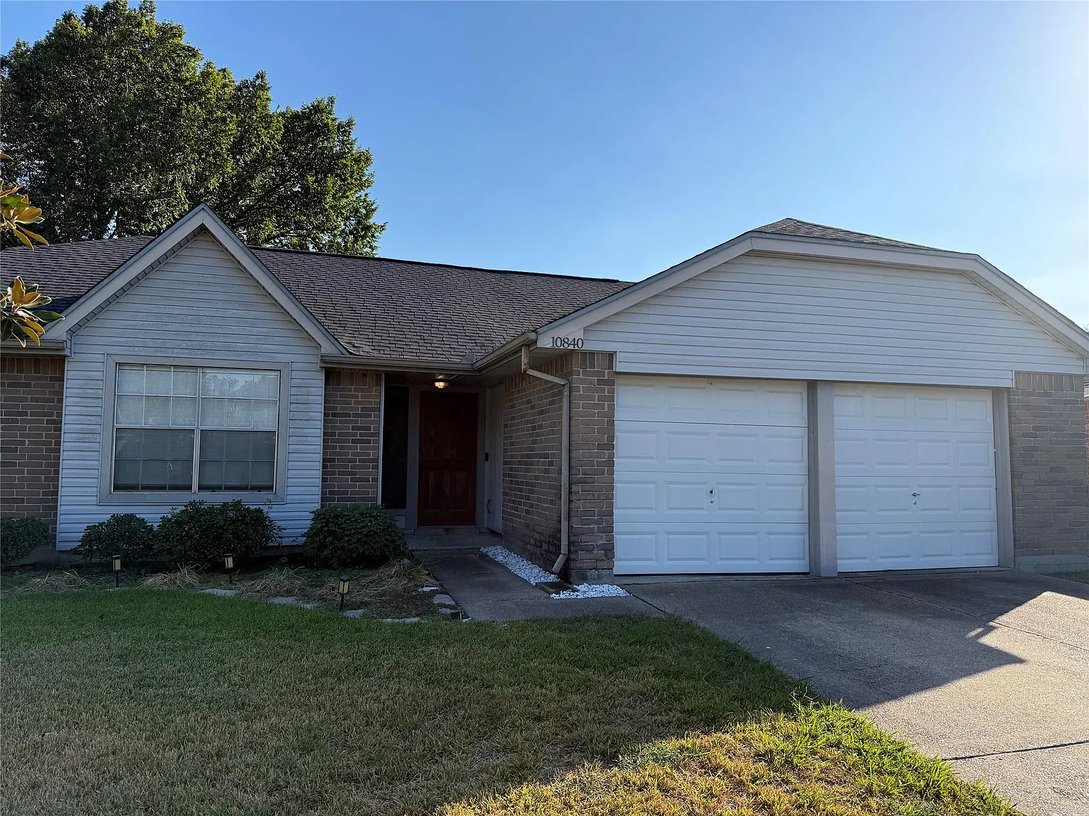 3 bed, 2.0 bath, 1223 sqft, $1,900 — Photo 1