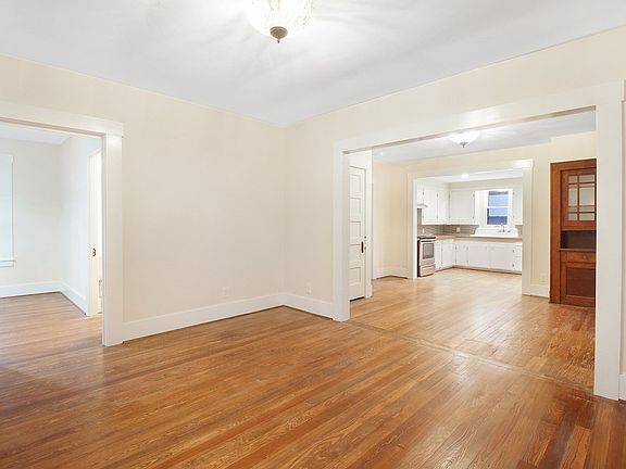 3rd image of 606 W Travis St