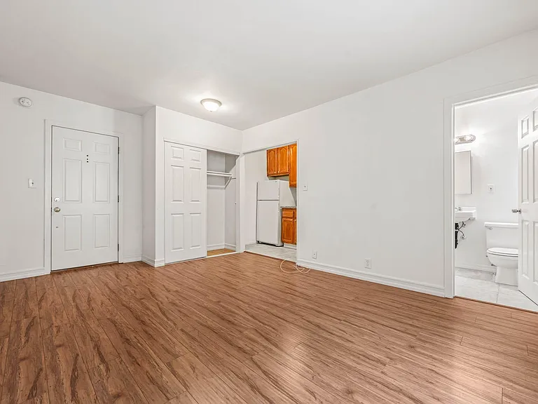 Beverly Blvd Apartments — Photo 12