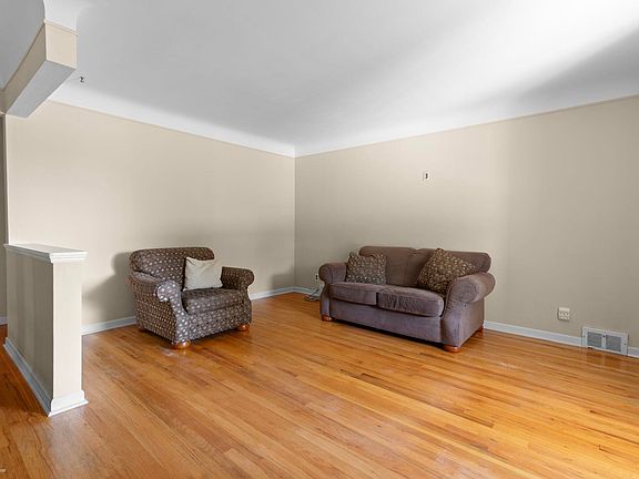 4th image of 3825 Hillcrest Ct