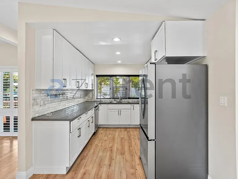 566 Beechmont Ln — Photo 7