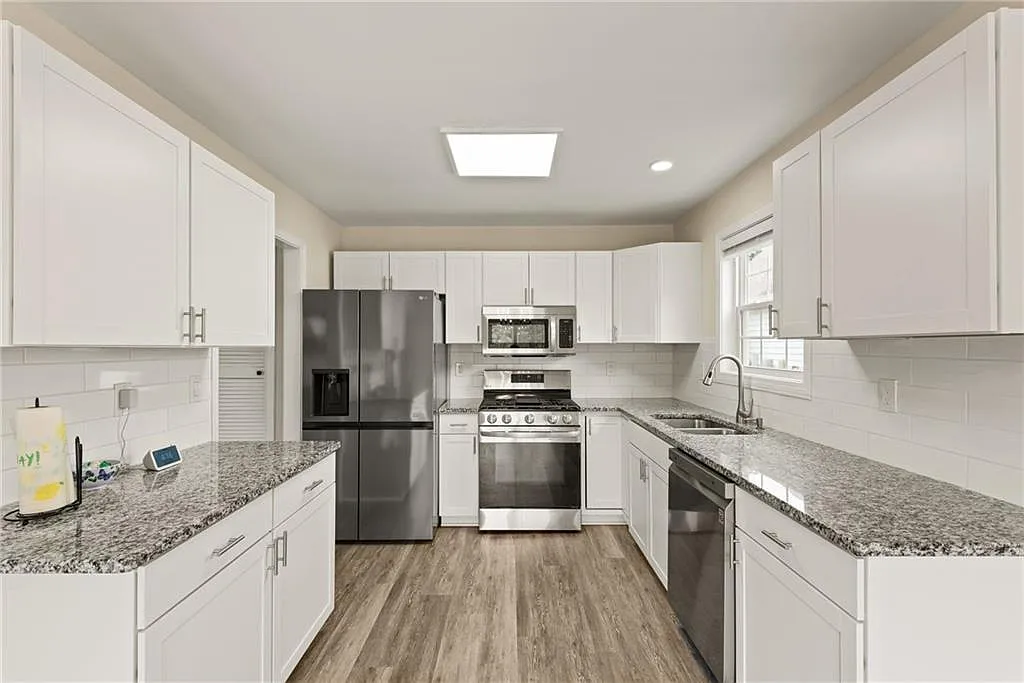 3 bed, 2.0 bath, 1394 sqft, $2,000 — Photo 2