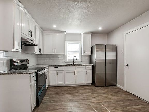 4th image of 410 W Avenue F
