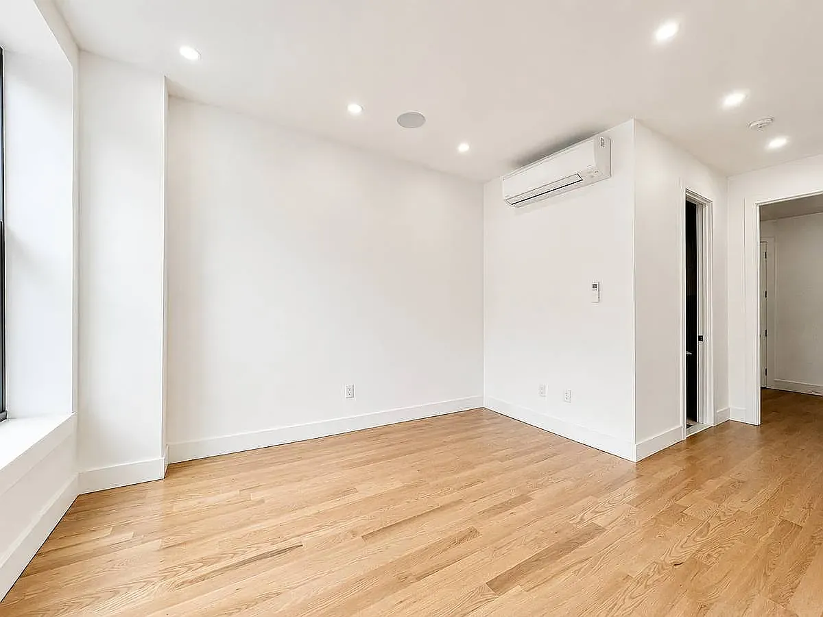 1021 Putnam Avenue — Photo 2
