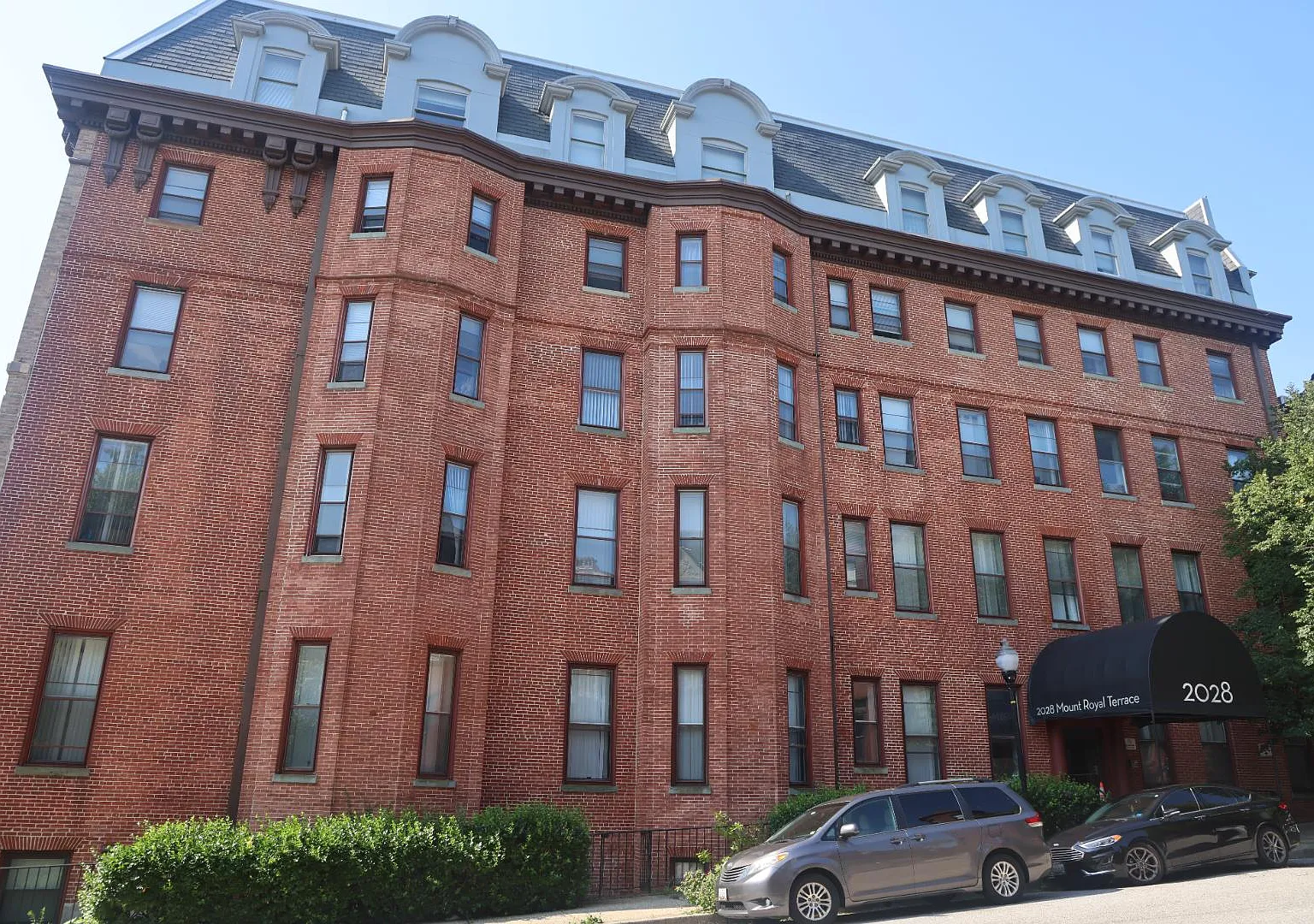 2028 Mount Royal Terrace — Photo 4