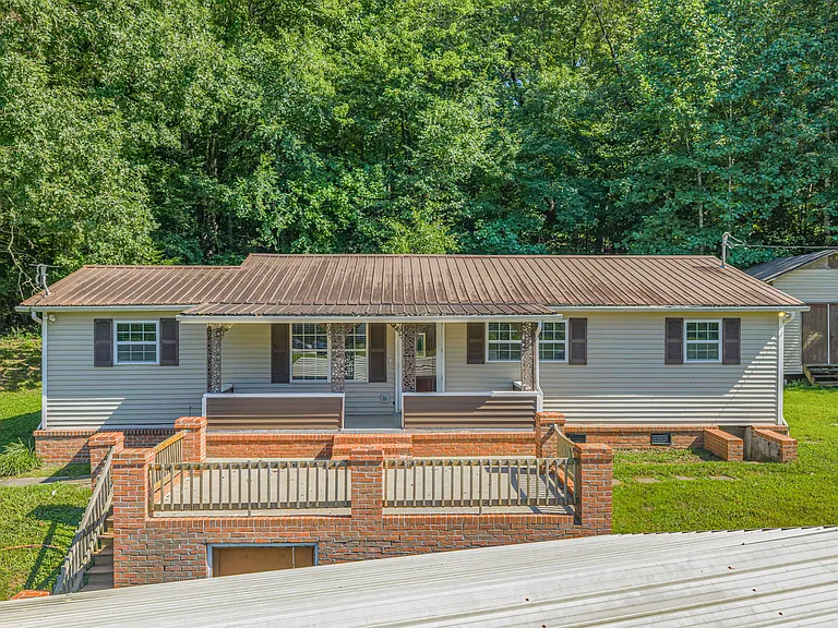 1229 Everett Rd — Photo 3