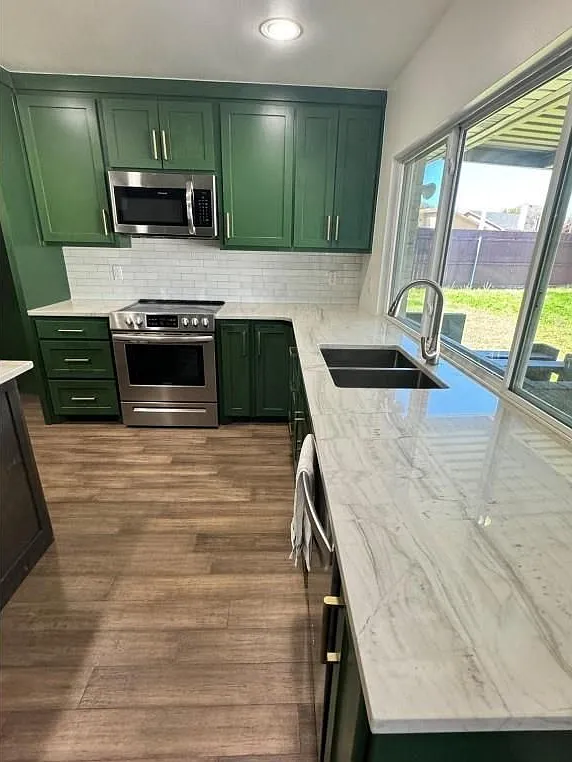 3 bed, 2.0 bath, 1565 sqft, $2,350 — Photo 2