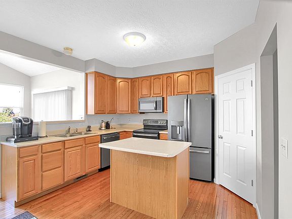 3rd image of 6827 Shrewsbury Ct