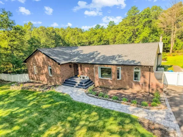 24 Bauer Avenue, Manorville, NY 11949