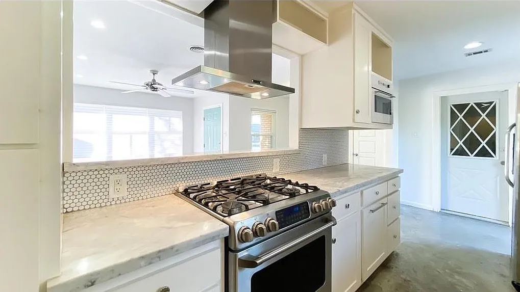 3 bed, 1.0 bath, 1008 sqft, $1,900 — Photo 1