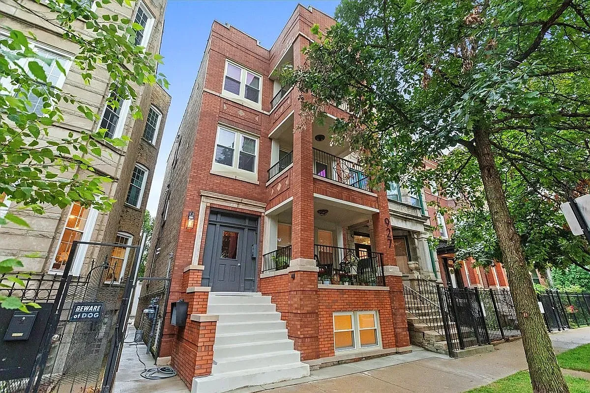 3 bed, 980 sqft, $2,400 — Photo 1