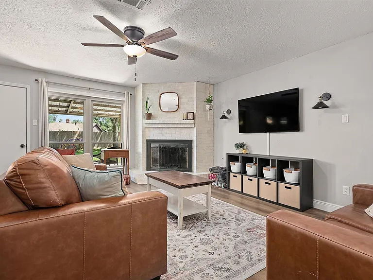 1819 Meadow Creek Dr — Photo 6