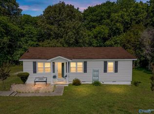 142 Lark Rd, New Market, AL 35761