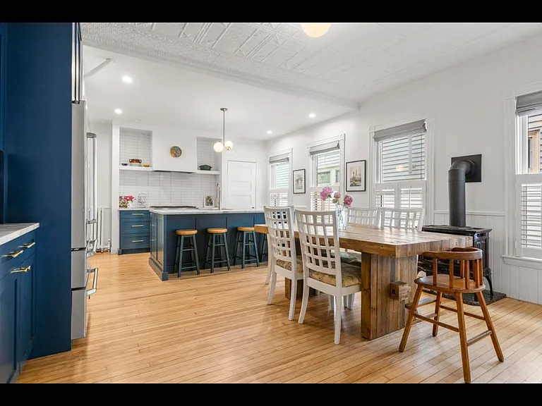 261 Vaughan St — Photo 16