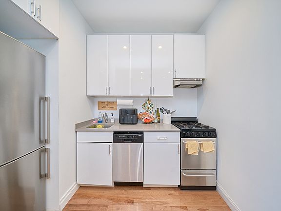 3rd image of 102 Lexington Ave APT 2F