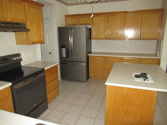 3rd image of 3525 Shadyhill Dr