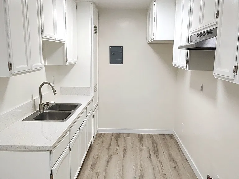 2574 Southern Ave #B — Photo 5
