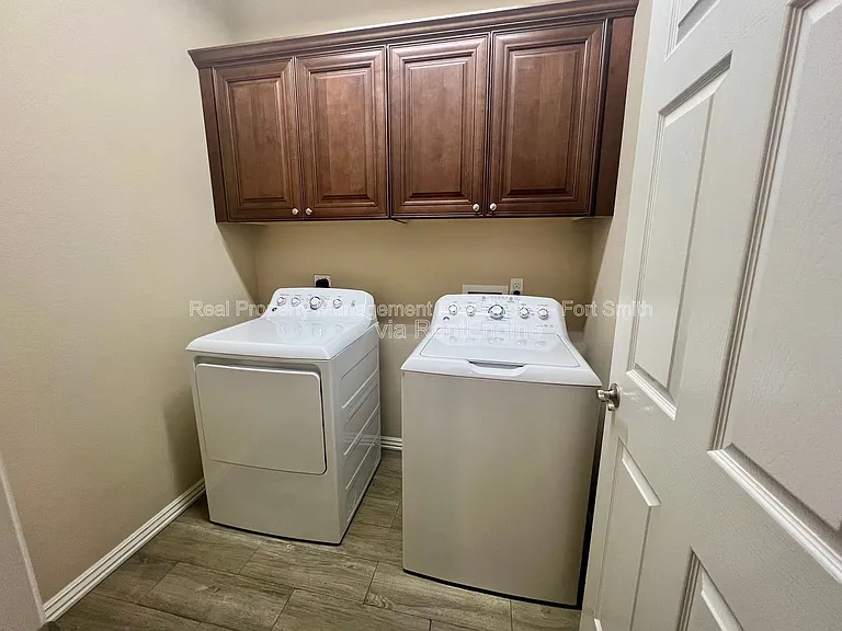 9905 Landry Dr — Photo 8