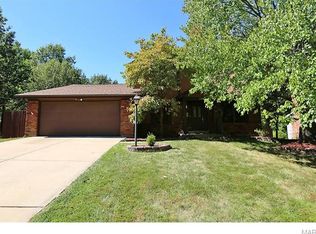 300 Clayton Oaks Dr, Ballwin, MO 63011