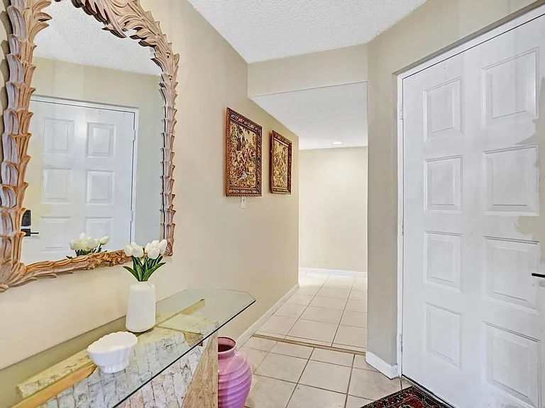 107 Half Moon Cir #H1 — Photo 8