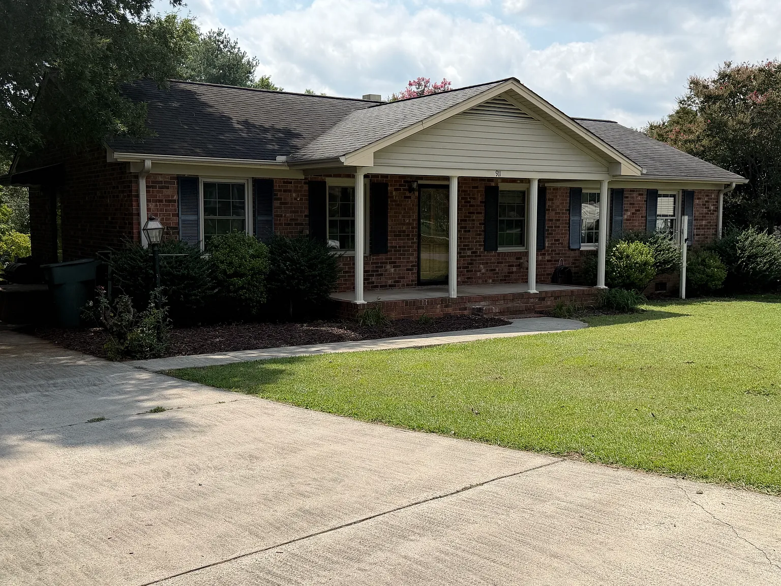 3 bed, 1.5 bath, 1377 sqft, $1,950 — Photo 3
