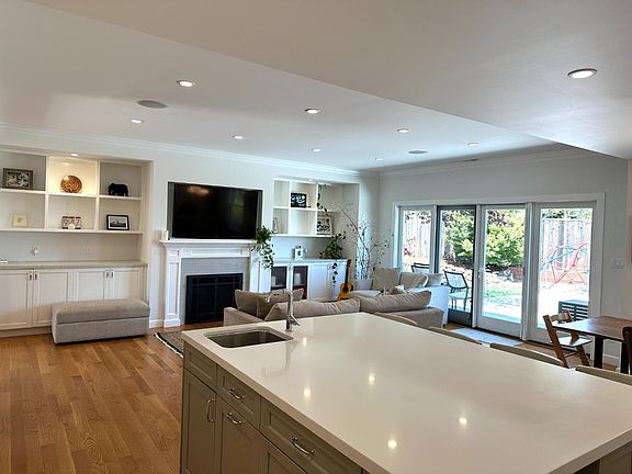 5th image of 947 Edgecliff Way