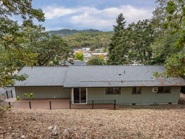 210 Mobridge Ave, Roseburg, OR 97470