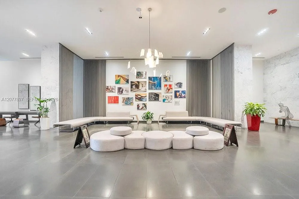 Canvas Condo — Photo 4